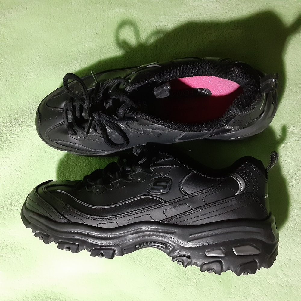 SKECHERS WOMEN SZ 7.5